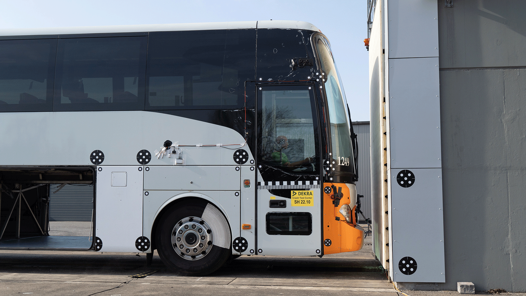 Wypadek dla większego bezpieczeństwa. - Retrospekcja testu zderzeniowego autobusu Mercedes-Benz Tourrider dla Ameryki Północnej.