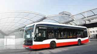 Pe drum, într-un autobuz extrem de silențios