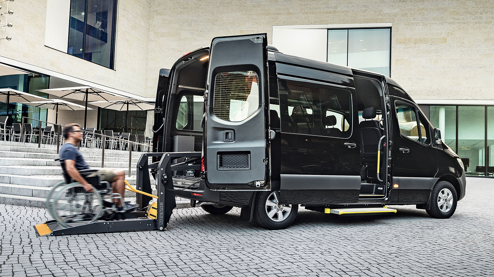 Перевозка людей на микроавтобусе. Мерседес Спринтер для инвалидов. Mercedes Sprinter 416. Мерседес Спринтер для колясочников. Микроавтобус Мерседес Спринтер для инвалидов.